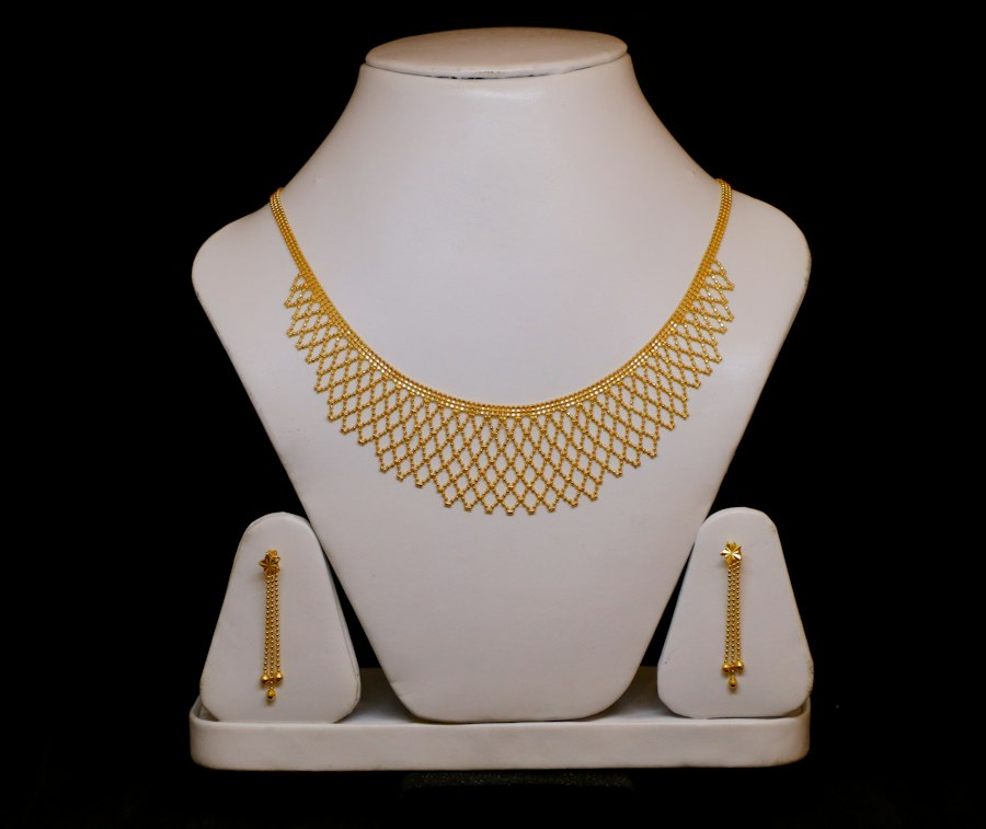 Conjunto combinando colar e brincos dourados